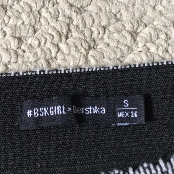 Knit short skirt - Picture 2 of 3